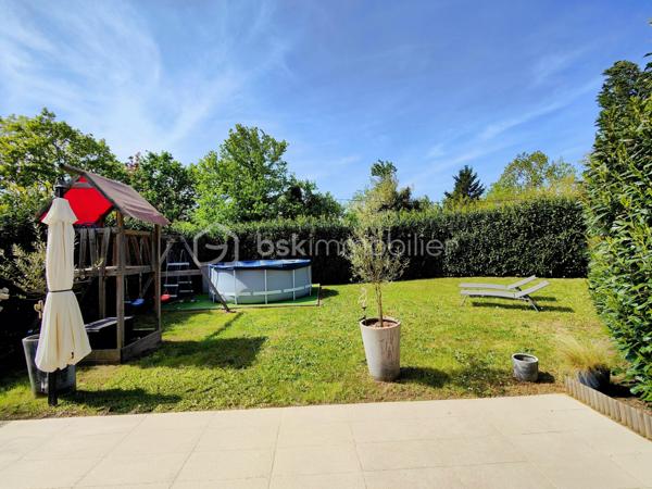 Découvrez cette maison contemporaine de 120 m² nichée dans un quartier résidentiel paisible de Jouars-Pontchartrain. Parfait équilibre entre vie à la campagne et proximité urbaine, ce bien offre un cadre de vie idéal pour une famille recherchant confort et modernité. Cette maison indépendante, bâtie en 2015, s'élève sur deux niveaux et s'étend sur un terrain de 325 m². Elle comprend 6 pièces, 4 chambres dont une suite parentale, une salle de bains, et une salle d'eau, le tout récemment rénové et prêt à accueillir ses nouveaux propriétaires. 

L'intérieur, spacieux et lumineux, s'articule autour d'un séjour convivial, d'une cuisine fonctionnelle et ouverte, et de chambres avec vue dégagée. La qualité de l'isolation et le vitrage double assurent une atmosphère chaleureuse. Pompe à chaleur et piscine agrémentent la propriété avec jardin clos arboré et fleuri, orientée Est-Ouest, sans vis-à-vis et avec une vue dégagée.

Deux parkings complètent l'extérieur, parfait pour profiter des longues soirées d'été en toute sérénité. Réel coup de cœur pour cette maison à faible taxe foncière (1 336 €), idéale pour ceux qui recherchent un cadre de vie calme, tout en bénéficiant des commodités à proximité.

- Bus 5206, 5214, 5219, 5298, 5315, 5327 iledefrance-mobilites.fr 
- Gare ligne N - Dreux Versailles - Paris Montparnasse

ASL : charges annuelles 170 euros en 2025

Pour + d'infos : M. Willy BOYÉ - 07 87 37 75 87
A votre dispo pour vous conseiller et vous accompagner dans l’élaboration de votre projet de vie !

Action !