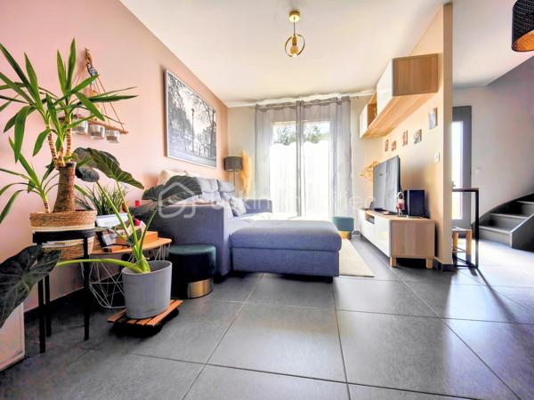Découvrez cette maison contemporaine de 120 m² nichée dans un quartier résidentiel paisible de Jouars-Pontchartrain. Parfait équilibre entre vie à la campagne et proximité urbaine, ce bien offre un cadre de vie idéal pour une famille recherchant confort et modernité. Cette maison indépendante, bâtie en 2015, s'élève sur deux niveaux et s'étend sur un terrain de 325 m². Elle comprend 6 pièces, 4 chambres dont une suite parentale, une salle de bains, et une salle d'eau, le tout récemment rénové et prêt à accueillir ses nouveaux propriétaires. 

L'intérieur, spacieux et lumineux, s'articule autour d'un séjour convivial, d'une cuisine fonctionnelle et ouverte, et de chambres avec vue dégagée. La qualité de l'isolation et le vitrage double assurent une atmosphère chaleureuse. Pompe à chaleur et piscine agrémentent la propriété avec jardin clos arboré et fleuri, orientée Est-Ouest, sans vis-à-vis et avec une vue dégagée.

Deux parkings complètent l'extérieur, parfait pour profiter des longues soirées d'été en toute sérénité. Réel coup de cœur pour cette maison à faible taxe foncière (1 336 €), idéale pour ceux qui recherchent un cadre de vie calme, tout en bénéficiant des commodités à proximité.

- Bus 5206, 5214, 5219, 5298, 5315, 5327 iledefrance-mobilites.fr 
- Gare ligne N - Dreux Versailles - Paris Montparnasse

ASL : charges annuelles 170 euros en 2025

Pour + d'infos : M. Willy BOYÉ - 07 87 37 75 87
A votre dispo pour vous conseiller et vous accompagner dans l’élaboration de votre projet de vie !

Action !