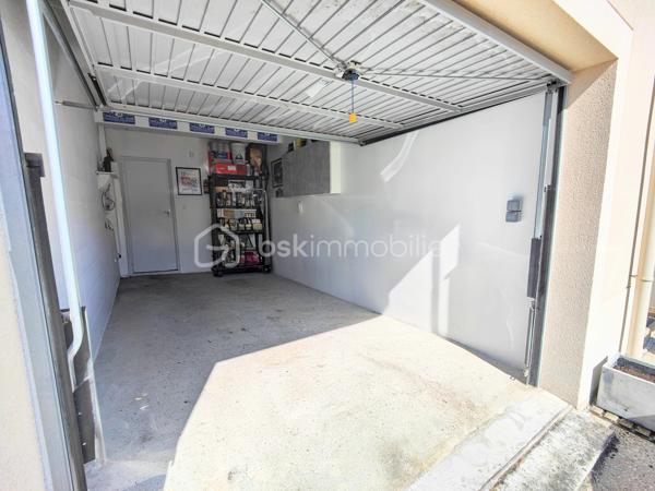 Découvrez cette maison contemporaine de 120 m² nichée dans un quartier résidentiel paisible de Jouars-Pontchartrain. Parfait équilibre entre vie à la campagne et proximité urbaine, ce bien offre un cadre de vie idéal pour une famille recherchant confort et modernité. Cette maison indépendante, bâtie en 2015, s'élève sur deux niveaux et s'étend sur un terrain de 325 m². Elle comprend 6 pièces, 4 chambres dont une suite parentale, une salle de bains, et une salle d'eau, le tout récemment rénové et prêt à accueillir ses nouveaux propriétaires. 

L'intérieur, spacieux et lumineux, s'articule autour d'un séjour convivial, d'une cuisine fonctionnelle et ouverte, et de chambres avec vue dégagée. La qualité de l'isolation et le vitrage double assurent une atmosphère chaleureuse. Pompe à chaleur et piscine agrémentent la propriété avec jardin clos arboré et fleuri, orientée Est-Ouest, sans vis-à-vis et avec une vue dégagée.

Deux parkings complètent l'extérieur, parfait pour profiter des longues soirées d'été en toute sérénité. Réel coup de cœur pour cette maison à faible taxe foncière (1 336 €), idéale pour ceux qui recherchent un cadre de vie calme, tout en bénéficiant des commodités à proximité.

- Bus 5206, 5214, 5219, 5298, 5315, 5327 iledefrance-mobilites.fr 
- Gare ligne N - Dreux Versailles - Paris Montparnasse

ASL : charges annuelles 170 euros en 2025

Pour + d'infos : M. Willy BOYÉ - 07 87 37 75 87
A votre dispo pour vous conseiller et vous accompagner dans l’élaboration de votre projet de vie !

Action !