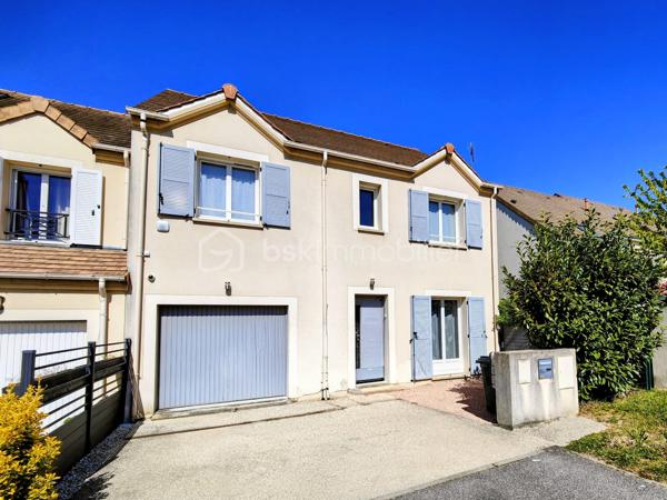 Découvrez cette maison contemporaine de 120 m² nichée dans un quartier résidentiel paisible de Jouars-Pontchartrain. Parfait équilibre entre vie à la campagne et proximité urbaine, ce bien offre un cadre de vie idéal pour une famille recherchant confort et modernité. Cette maison indépendante, bâtie en 2015, s'élève sur deux niveaux et s'étend sur un terrain de 325 m². Elle comprend 6 pièces, 4 chambres dont une suite parentale, une salle de bains, et une salle d'eau, le tout récemment rénové et prêt à accueillir ses nouveaux propriétaires. 

L'intérieur, spacieux et lumineux, s'articule autour d'un séjour convivial, d'une cuisine fonctionnelle et ouverte, et de chambres avec vue dégagée. La qualité de l'isolation et le vitrage double assurent une atmosphère chaleureuse. Pompe à chaleur et piscine agrémentent la propriété avec jardin clos arboré et fleuri, orientée Est-Ouest, sans vis-à-vis et avec une vue dégagée.

Deux parkings complètent l'extérieur, parfait pour profiter des longues soirées d'été en toute sérénité. Réel coup de cœur pour cette maison à faible taxe foncière (1 336 €), idéale pour ceux qui recherchent un cadre de vie calme, tout en bénéficiant des commodités à proximité.

- Bus 5206, 5214, 5219, 5298, 5315, 5327 iledefrance-mobilites.fr 
- Gare ligne N - Dreux Versailles - Paris Montparnasse

ASL : charges annuelles 170 euros en 2025

Pour + d'infos : M. Willy BOYÉ - 07 87 37 75 87
A votre dispo pour vous conseiller et vous accompagner dans l’élaboration de votre projet de vie !

Action !