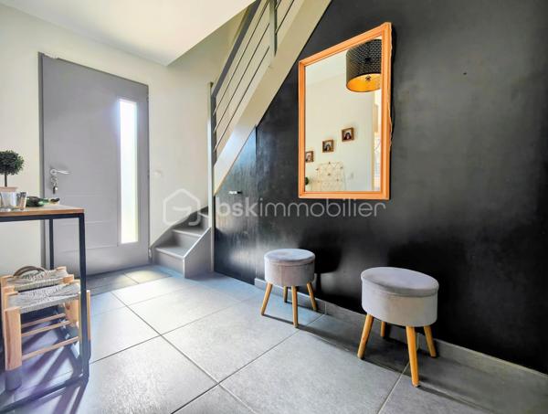 Découvrez cette maison contemporaine de 120 m² nichée dans un quartier résidentiel paisible de Jouars-Pontchartrain. Parfait équilibre entre vie à la campagne et proximité urbaine, ce bien offre un cadre de vie idéal pour une famille recherchant confort et modernité. Cette maison indépendante, bâtie en 2015, s'élève sur deux niveaux et s'étend sur un terrain de 325 m². Elle comprend 6 pièces, 4 chambres dont une suite parentale, une salle de bains, et une salle d'eau, le tout récemment rénové et prêt à accueillir ses nouveaux propriétaires. 

L'intérieur, spacieux et lumineux, s'articule autour d'un séjour convivial, d'une cuisine fonctionnelle et ouverte, et de chambres avec vue dégagée. La qualité de l'isolation et le vitrage double assurent une atmosphère chaleureuse. Pompe à chaleur et piscine agrémentent la propriété avec jardin clos arboré et fleuri, orientée Est-Ouest, sans vis-à-vis et avec une vue dégagée.

Deux parkings complètent l'extérieur, parfait pour profiter des longues soirées d'été en toute sérénité. Réel coup de cœur pour cette maison à faible taxe foncière (1 336 €), idéale pour ceux qui recherchent un cadre de vie calme, tout en bénéficiant des commodités à proximité.

- Bus 5206, 5214, 5219, 5298, 5315, 5327 iledefrance-mobilites.fr 
- Gare ligne N - Dreux Versailles - Paris Montparnasse

ASL : charges annuelles 170 euros en 2025

Pour + d'infos : M. Willy BOYÉ - 07 87 37 75 87
A votre dispo pour vous conseiller et vous accompagner dans l’élaboration de votre projet de vie !

Action !
