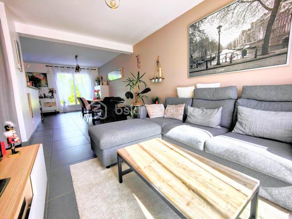 Découvrez cette maison contemporaine de 120 m² nichée dans un quartier résidentiel paisible de Jouars-Pontchartrain. Parfait équilibre entre vie à la campagne et proximité urbaine, ce bien offre un cadre de vie idéal pour une famille recherchant confort et modernité. Cette maison indépendante, bâtie en 2015, s'élève sur deux niveaux et s'étend sur un terrain de 325 m². Elle comprend 6 pièces, 4 chambres dont une suite parentale, une salle de bains, et une salle d'eau, le tout récemment rénové et prêt à accueillir ses nouveaux propriétaires. 

L'intérieur, spacieux et lumineux, s'articule autour d'un séjour convivial, d'une cuisine fonctionnelle et ouverte, et de chambres avec vue dégagée. La qualité de l'isolation et le vitrage double assurent une atmosphère chaleureuse. Pompe à chaleur et piscine agrémentent la propriété avec jardin clos arboré et fleuri, orientée Est-Ouest, sans vis-à-vis et avec une vue dégagée.

Deux parkings complètent l'extérieur, parfait pour profiter des longues soirées d'été en toute sérénité. Réel coup de cœur pour cette maison à faible taxe foncière (1 336 €), idéale pour ceux qui recherchent un cadre de vie calme, tout en bénéficiant des commodités à proximité.

- Bus 5206, 5214, 5219, 5298, 5315, 5327 iledefrance-mobilites.fr 
- Gare ligne N - Dreux Versailles - Paris Montparnasse

ASL : charges annuelles 170 euros en 2025

Pour + d'infos : M. Willy BOYÉ - 07 87 37 75 87
A votre dispo pour vous conseiller et vous accompagner dans l’élaboration de votre projet de vie !

Action !