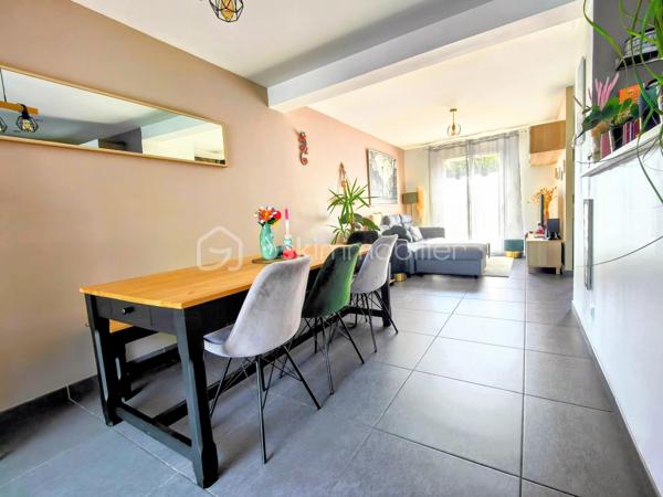 Découvrez cette maison contemporaine de 120 m² nichée dans un quartier résidentiel paisible de Jouars-Pontchartrain. Parfait équilibre entre vie à la campagne et proximité urbaine, ce bien offre un cadre de vie idéal pour une famille recherchant confort et modernité. Cette maison indépendante, bâtie en 2015, s'élève sur deux niveaux et s'étend sur un terrain de 325 m². Elle comprend 6 pièces, 4 chambres dont une suite parentale, une salle de bains, et une salle d'eau, le tout récemment rénové et prêt à accueillir ses nouveaux propriétaires. 

L'intérieur, spacieux et lumineux, s'articule autour d'un séjour convivial, d'une cuisine fonctionnelle et ouverte, et de chambres avec vue dégagée. La qualité de l'isolation et le vitrage double assurent une atmosphère chaleureuse. Pompe à chaleur et piscine agrémentent la propriété avec jardin clos arboré et fleuri, orientée Est-Ouest, sans vis-à-vis et avec une vue dégagée.

Deux parkings complètent l'extérieur, parfait pour profiter des longues soirées d'été en toute sérénité. Réel coup de cœur pour cette maison à faible taxe foncière (1 336 €), idéale pour ceux qui recherchent un cadre de vie calme, tout en bénéficiant des commodités à proximité.

- Bus 5206, 5214, 5219, 5298, 5315, 5327 iledefrance-mobilites.fr 
- Gare ligne N - Dreux Versailles - Paris Montparnasse

ASL : charges annuelles 170 euros en 2025

Pour + d'infos : M. Willy BOYÉ - 07 87 37 75 87
A votre dispo pour vous conseiller et vous accompagner dans l’élaboration de votre projet de vie !

Action !