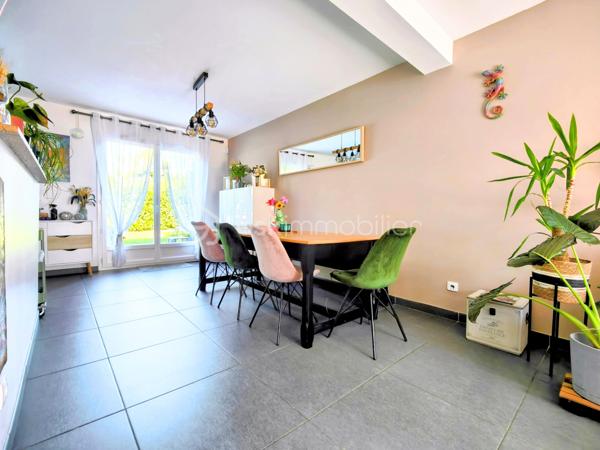 Découvrez cette maison contemporaine de 120 m² nichée dans un quartier résidentiel paisible de Jouars-Pontchartrain. Parfait équilibre entre vie à la campagne et proximité urbaine, ce bien offre un cadre de vie idéal pour une famille recherchant confort et modernité. Cette maison indépendante, bâtie en 2015, s'élève sur deux niveaux et s'étend sur un terrain de 325 m². Elle comprend 6 pièces, 4 chambres dont une suite parentale, une salle de bains, et une salle d'eau, le tout récemment rénové et prêt à accueillir ses nouveaux propriétaires. 

L'intérieur, spacieux et lumineux, s'articule autour d'un séjour convivial, d'une cuisine fonctionnelle et ouverte, et de chambres avec vue dégagée. La qualité de l'isolation et le vitrage double assurent une atmosphère chaleureuse. Pompe à chaleur et piscine agrémentent la propriété avec jardin clos arboré et fleuri, orientée Est-Ouest, sans vis-à-vis et avec une vue dégagée.

Deux parkings complètent l'extérieur, parfait pour profiter des longues soirées d'été en toute sérénité. Réel coup de cœur pour cette maison à faible taxe foncière (1 336 €), idéale pour ceux qui recherchent un cadre de vie calme, tout en bénéficiant des commodités à proximité.

- Bus 5206, 5214, 5219, 5298, 5315, 5327 iledefrance-mobilites.fr 
- Gare ligne N - Dreux Versailles - Paris Montparnasse

ASL : charges annuelles 170 euros en 2025

Pour + d'infos : M. Willy BOYÉ - 07 87 37 75 87
A votre dispo pour vous conseiller et vous accompagner dans l’élaboration de votre projet de vie !

Action !