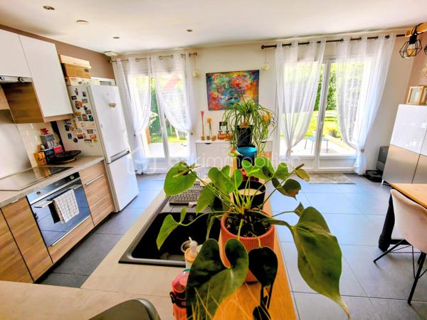 Découvrez cette maison contemporaine de 120 m² nichée dans un quartier résidentiel paisible de Jouars-Pontchartrain. Parfait équilibre entre vie à la campagne et proximité urbaine, ce bien offre un cadre de vie idéal pour une famille recherchant confort et modernité. Cette maison indépendante, bâtie en 2015, s'élève sur deux niveaux et s'étend sur un terrain de 325 m². Elle comprend 6 pièces, 4 chambres dont une suite parentale, une salle de bains, et une salle d'eau, le tout récemment rénové et prêt à accueillir ses nouveaux propriétaires. 

L'intérieur, spacieux et lumineux, s'articule autour d'un séjour convivial, d'une cuisine fonctionnelle et ouverte, et de chambres avec vue dégagée. La qualité de l'isolation et le vitrage double assurent une atmosphère chaleureuse. Pompe à chaleur et piscine agrémentent la propriété avec jardin clos arboré et fleuri, orientée Est-Ouest, sans vis-à-vis et avec une vue dégagée.

Deux parkings complètent l'extérieur, parfait pour profiter des longues soirées d'été en toute sérénité. Réel coup de cœur pour cette maison à faible taxe foncière (1 336 €), idéale pour ceux qui recherchent un cadre de vie calme, tout en bénéficiant des commodités à proximité.

- Bus 5206, 5214, 5219, 5298, 5315, 5327 iledefrance-mobilites.fr 
- Gare ligne N - Dreux Versailles - Paris Montparnasse

ASL : charges annuelles 170 euros en 2025

Pour + d'infos : M. Willy BOYÉ - 07 87 37 75 87
A votre dispo pour vous conseiller et vous accompagner dans l’élaboration de votre projet de vie !

Action !