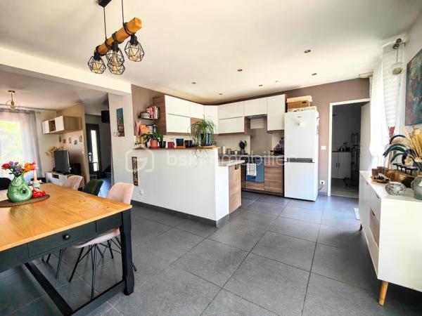 Découvrez cette maison contemporaine de 120 m² nichée dans un quartier résidentiel paisible de Jouars-Pontchartrain. Parfait équilibre entre vie à la campagne et proximité urbaine, ce bien offre un cadre de vie idéal pour une famille recherchant confort et modernité. Cette maison indépendante, bâtie en 2015, s'élève sur deux niveaux et s'étend sur un terrain de 325 m². Elle comprend 6 pièces, 4 chambres dont une suite parentale, une salle de bains, et une salle d'eau, le tout récemment rénové et prêt à accueillir ses nouveaux propriétaires. 

L'intérieur, spacieux et lumineux, s'articule autour d'un séjour convivial, d'une cuisine fonctionnelle et ouverte, et de chambres avec vue dégagée. La qualité de l'isolation et le vitrage double assurent une atmosphère chaleureuse. Pompe à chaleur et piscine agrémentent la propriété avec jardin clos arboré et fleuri, orientée Est-Ouest, sans vis-à-vis et avec une vue dégagée.

Deux parkings complètent l'extérieur, parfait pour profiter des longues soirées d'été en toute sérénité. Réel coup de cœur pour cette maison à faible taxe foncière (1 336 €), idéale pour ceux qui recherchent un cadre de vie calme, tout en bénéficiant des commodités à proximité.

- Bus 5206, 5214, 5219, 5298, 5315, 5327 iledefrance-mobilites.fr 
- Gare ligne N - Dreux Versailles - Paris Montparnasse

ASL : charges annuelles 170 euros en 2025

Pour + d'infos : M. Willy BOYÉ - 07 87 37 75 87
A votre dispo pour vous conseiller et vous accompagner dans l’élaboration de votre projet de vie !

Action !