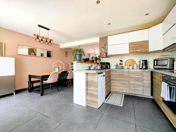 Découvrez cette maison contemporaine de 120 m² nichée dans un quartier résidentiel paisible de Jouars-Pontchartrain. Parfait équilibre entre vie à la campagne et proximité urbaine, ce bien offre un cadre de vie idéal pour une famille recherchant confort et modernité. Cette maison indépendante, bâtie en 2015, s'élève sur deux niveaux et s'étend sur un terrain de 325 m². Elle comprend 6 pièces, 4 chambres dont une suite parentale, une salle de bains, et une salle d'eau, le tout récemment rénové et prêt à accueillir ses nouveaux propriétaires. 

L'intérieur, spacieux et lumineux, s'articule autour d'un séjour convivial, d'une cuisine fonctionnelle et ouverte, et de chambres avec vue dégagée. La qualité de l'isolation et le vitrage double assurent une atmosphère chaleureuse. Pompe à chaleur et piscine agrémentent la propriété avec jardin clos arboré et fleuri, orientée Est-Ouest, sans vis-à-vis et avec une vue dégagée.

Deux parkings complètent l'extérieur, parfait pour profiter des longues soirées d'été en toute sérénité. Réel coup de cœur pour cette maison à faible taxe foncière (1 336 €), idéale pour ceux qui recherchent un cadre de vie calme, tout en bénéficiant des commodités à proximité.

- Bus 5206, 5214, 5219, 5298, 5315, 5327 iledefrance-mobilites.fr 
- Gare ligne N - Dreux Versailles - Paris Montparnasse

ASL : charges annuelles 170 euros en 2025

Pour + d'infos : M. Willy BOYÉ - 07 87 37 75 87
A votre dispo pour vous conseiller et vous accompagner dans l’élaboration de votre projet de vie !

Action !