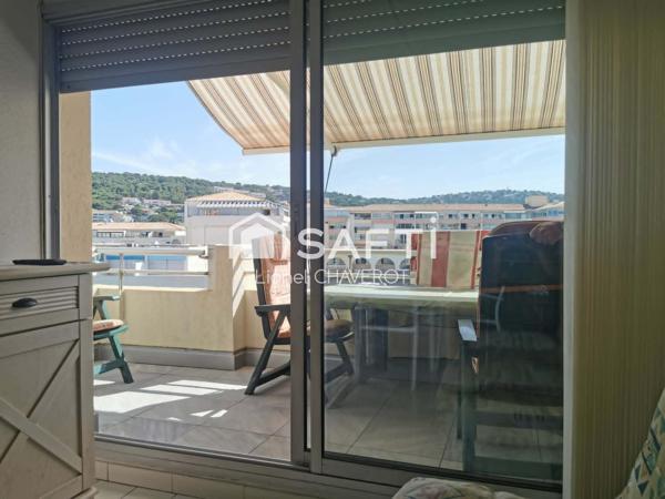 Dernier étage. 3 chambres. À 150 m de la plage, sans route à traverser. Lumineux et calme. Proche commerces et commodités. Emplacement recherché. Idéal résidence principale, secondaire ou investissement.