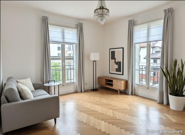 Grand appartement divisible idéal pour des investisseurs au dernier étage avec balcon et vue dégagée sur Paris.
