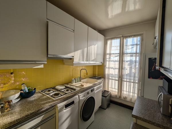 Grand appartement divisible idéal pour des investisseurs au dernier étage avec balcon et vue dégagée sur Paris.