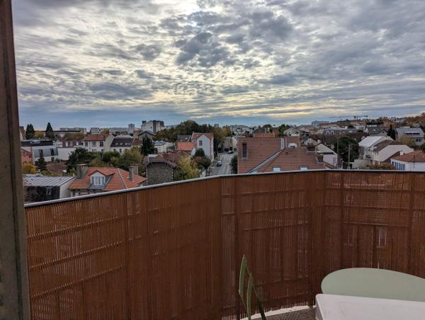 Grand appartement divisible idéal pour des investisseurs au dernier étage avec balcon et vue dégagée sur Paris.