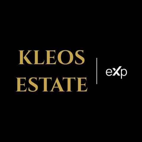 Grand appartement divisible idéal pour des investisseurs au dernier étage avec balcon et vue dégagée sur Paris.