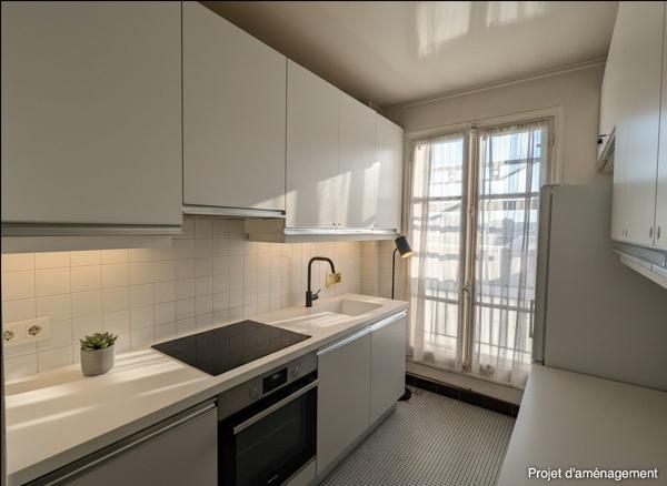 Grand appartement divisible idéal pour des investisseurs au dernier étage avec balcon et vue dégagée sur Paris.