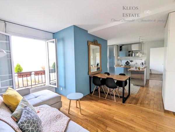 Grand appartement divisible idéal pour des investisseurs au dernier étage avec balcon et vue dégagée sur Paris.