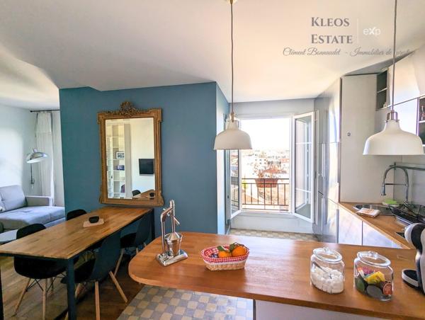 Grand appartement divisible idéal pour des investisseurs au dernier étage avec balcon et vue dégagée sur Paris.