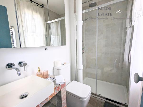 Grand appartement divisible idéal pour des investisseurs au dernier étage avec balcon et vue dégagée sur Paris.