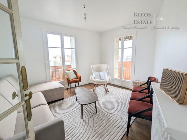 Grand appartement divisible idéal pour des investisseurs au dernier étage avec balcon et vue dégagée sur Paris.