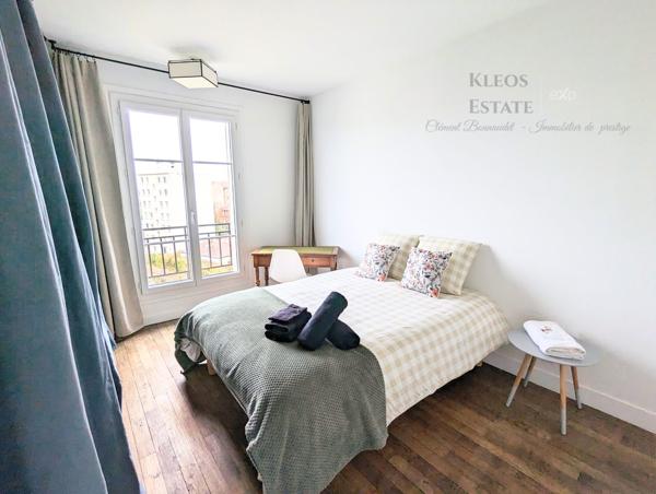 Grand appartement divisible idéal pour des investisseurs au dernier étage avec balcon et vue dégagée sur Paris.