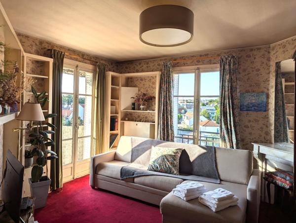 Grand appartement divisible idéal pour des investisseurs au dernier étage avec balcon et vue dégagée sur Paris.