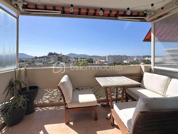 Rare sur le secteur !

Au cœur de La Garde, découvrez ce magnifique appartement traversant de 70 m² situé au 7ᵉ et dernier étage avec ascenseur, offrant une luminosité exceptionnelle tout au long de la journée et une agréable vue dégagée sur le Fort de La Garde.

Grâce à sa double exposition, cet appartement bénéficie d’une circulation naturelle de l’air et d’un ensoleillement optimal, procurant une sensation de bien-être dès l’entrée.

Vous découvrirez une belle pièce de vie ouverte composée d’un salon-séjour convivial et d’une grande cuisine américaine aménagée et équipée, parfaitement intégrée à l’espace de réception.

L’ensemble s’ouvre sur un agréable balcon où il fait bon profiter de la vue et des beaux jours.

L’espace nuit comprend deux chambres confortables, une salle de bain entièrement rénovée ainsi qu’une arrière-cuisine/buanderie particulièrement pratique au quotidien.

Les prestations :
✔ Appartement traversant
✔ 7ᵉ et dernier étage
✔ Ascenseur
✔ Grande pièce de vie lumineuse
✔ Cuisine américaine aménagée et équipée
✔ Balcon avec vue dégagée
✔ Deux chambres
✔ Salle de bain rénovée
✔ Cave
✔ Place de parking privative
✔ Aucun travaux à prévoir

Situation idéale : commerces, écoles, transports et commodités accessibles à pied en quelques minutes seulement.

Un appartement rénové avec goût, lumineux et fonctionnel, où il ne reste plus qu’à poser vos valises.

À visiter sans tarder !