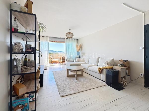 Rare sur le secteur !

Au cœur de La Garde, découvrez ce magnifique appartement traversant de 70 m² situé au 7ᵉ et dernier étage avec ascenseur, offrant une luminosité exceptionnelle tout au long de la journée et une agréable vue dégagée sur le Fort de La Garde.

Grâce à sa double exposition, cet appartement bénéficie d’une circulation naturelle de l’air et d’un ensoleillement optimal, procurant une sensation de bien-être dès l’entrée.

Vous découvrirez une belle pièce de vie ouverte composée d’un salon-séjour convivial et d’une grande cuisine américaine aménagée et équipée, parfaitement intégrée à l’espace de réception.

L’ensemble s’ouvre sur un agréable balcon où il fait bon profiter de la vue et des beaux jours.

L’espace nuit comprend deux chambres confortables, une salle de bain entièrement rénovée ainsi qu’une arrière-cuisine/buanderie particulièrement pratique au quotidien.

Les prestations :
✔ Appartement traversant
✔ 7ᵉ et dernier étage
✔ Ascenseur
✔ Grande pièce de vie lumineuse
✔ Cuisine américaine aménagée et équipée
✔ Balcon avec vue dégagée
✔ Deux chambres
✔ Salle de bain rénovée
✔ Cave
✔ Place de parking privative
✔ Aucun travaux à prévoir

Situation idéale : commerces, écoles, transports et commodités accessibles à pied en quelques minutes seulement.

Un appartement rénové avec goût, lumineux et fonctionnel, où il ne reste plus qu’à poser vos valises.

À visiter sans tarder !