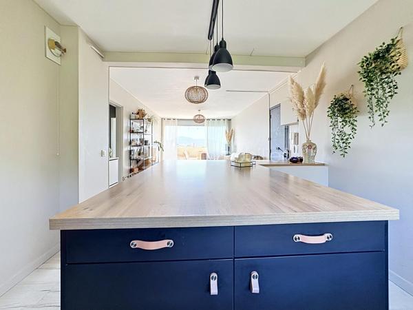 Rare sur le secteur !

Au cœur de La Garde, découvrez ce magnifique appartement traversant de 70 m² situé au 7ᵉ et dernier étage avec ascenseur, offrant une luminosité exceptionnelle tout au long de la journée et une agréable vue dégagée sur le Fort de La Garde.

Grâce à sa double exposition, cet appartement bénéficie d’une circulation naturelle de l’air et d’un ensoleillement optimal, procurant une sensation de bien-être dès l’entrée.

Vous découvrirez une belle pièce de vie ouverte composée d’un salon-séjour convivial et d’une grande cuisine américaine aménagée et équipée, parfaitement intégrée à l’espace de réception.

L’ensemble s’ouvre sur un agréable balcon où il fait bon profiter de la vue et des beaux jours.

L’espace nuit comprend deux chambres confortables, une salle de bain entièrement rénovée ainsi qu’une arrière-cuisine/buanderie particulièrement pratique au quotidien.

Les prestations :
✔ Appartement traversant
✔ 7ᵉ et dernier étage
✔ Ascenseur
✔ Grande pièce de vie lumineuse
✔ Cuisine américaine aménagée et équipée
✔ Balcon avec vue dégagée
✔ Deux chambres
✔ Salle de bain rénovée
✔ Cave
✔ Place de parking privative
✔ Aucun travaux à prévoir

Situation idéale : commerces, écoles, transports et commodités accessibles à pied en quelques minutes seulement.

Un appartement rénové avec goût, lumineux et fonctionnel, où il ne reste plus qu’à poser vos valises.

À visiter sans tarder !