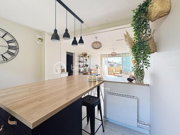 Rare sur le secteur !

Au cœur de La Garde, découvrez ce magnifique appartement traversant de 70 m² situé au 7ᵉ et dernier étage avec ascenseur, offrant une luminosité exceptionnelle tout au long de la journée et une agréable vue dégagée sur le Fort de La Garde.

Grâce à sa double exposition, cet appartement bénéficie d’une circulation naturelle de l’air et d’un ensoleillement optimal, procurant une sensation de bien-être dès l’entrée.

Vous découvrirez une belle pièce de vie ouverte composée d’un salon-séjour convivial et d’une grande cuisine américaine aménagée et équipée, parfaitement intégrée à l’espace de réception.

L’ensemble s’ouvre sur un agréable balcon où il fait bon profiter de la vue et des beaux jours.

L’espace nuit comprend deux chambres confortables, une salle de bain entièrement rénovée ainsi qu’une arrière-cuisine/buanderie particulièrement pratique au quotidien.

Les prestations :
✔ Appartement traversant
✔ 7ᵉ et dernier étage
✔ Ascenseur
✔ Grande pièce de vie lumineuse
✔ Cuisine américaine aménagée et équipée
✔ Balcon avec vue dégagée
✔ Deux chambres
✔ Salle de bain rénovée
✔ Cave
✔ Place de parking privative
✔ Aucun travaux à prévoir

Situation idéale : commerces, écoles, transports et commodités accessibles à pied en quelques minutes seulement.

Un appartement rénové avec goût, lumineux et fonctionnel, où il ne reste plus qu’à poser vos valises.

À visiter sans tarder !