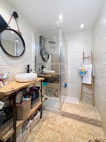 Rare sur le secteur !

Au cœur de La Garde, découvrez ce magnifique appartement traversant de 70 m² situé au 7ᵉ et dernier étage avec ascenseur, offrant une luminosité exceptionnelle tout au long de la journée et une agréable vue dégagée sur le Fort de La Garde.

Grâce à sa double exposition, cet appartement bénéficie d’une circulation naturelle de l’air et d’un ensoleillement optimal, procurant une sensation de bien-être dès l’entrée.

Vous découvrirez une belle pièce de vie ouverte composée d’un salon-séjour convivial et d’une grande cuisine américaine aménagée et équipée, parfaitement intégrée à l’espace de réception.

L’ensemble s’ouvre sur un agréable balcon où il fait bon profiter de la vue et des beaux jours.

L’espace nuit comprend deux chambres confortables, une salle de bain entièrement rénovée ainsi qu’une arrière-cuisine/buanderie particulièrement pratique au quotidien.

Les prestations :
✔ Appartement traversant
✔ 7ᵉ et dernier étage
✔ Ascenseur
✔ Grande pièce de vie lumineuse
✔ Cuisine américaine aménagée et équipée
✔ Balcon avec vue dégagée
✔ Deux chambres
✔ Salle de bain rénovée
✔ Cave
✔ Place de parking privative
✔ Aucun travaux à prévoir

Situation idéale : commerces, écoles, transports et commodités accessibles à pied en quelques minutes seulement.

Un appartement rénové avec goût, lumineux et fonctionnel, où il ne reste plus qu’à poser vos valises.

À visiter sans tarder !