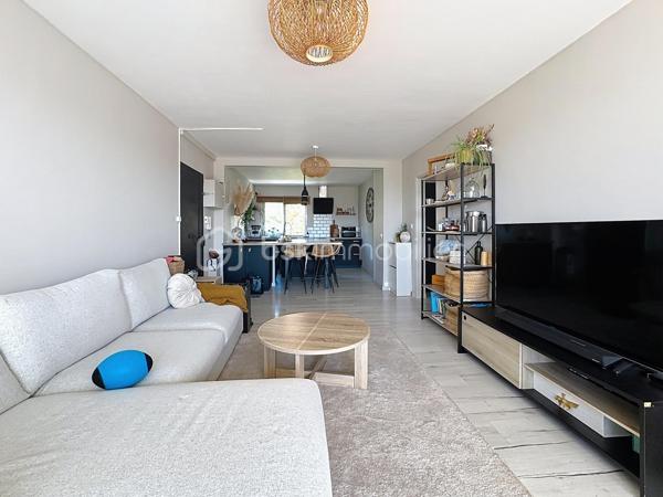 Rare sur le secteur !

Au cœur de La Garde, découvrez ce magnifique appartement traversant de 70 m² situé au 7ᵉ et dernier étage avec ascenseur, offrant une luminosité exceptionnelle tout au long de la journée et une agréable vue dégagée sur le Fort de La Garde.

Grâce à sa double exposition, cet appartement bénéficie d’une circulation naturelle de l’air et d’un ensoleillement optimal, procurant une sensation de bien-être dès l’entrée.

Vous découvrirez une belle pièce de vie ouverte composée d’un salon-séjour convivial et d’une grande cuisine américaine aménagée et équipée, parfaitement intégrée à l’espace de réception.

L’ensemble s’ouvre sur un agréable balcon où il fait bon profiter de la vue et des beaux jours.

L’espace nuit comprend deux chambres confortables, une salle de bain entièrement rénovée ainsi qu’une arrière-cuisine/buanderie particulièrement pratique au quotidien.

Les prestations :
✔ Appartement traversant
✔ 7ᵉ et dernier étage
✔ Ascenseur
✔ Grande pièce de vie lumineuse
✔ Cuisine américaine aménagée et équipée
✔ Balcon avec vue dégagée
✔ Deux chambres
✔ Salle de bain rénovée
✔ Cave
✔ Place de parking privative
✔ Aucun travaux à prévoir

Situation idéale : commerces, écoles, transports et commodités accessibles à pied en quelques minutes seulement.

Un appartement rénové avec goût, lumineux et fonctionnel, où il ne reste plus qu’à poser vos valises.

À visiter sans tarder !