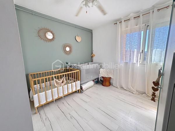 Rare sur le secteur !

Au cœur de La Garde, découvrez ce magnifique appartement traversant de 70 m² situé au 7ᵉ et dernier étage avec ascenseur, offrant une luminosité exceptionnelle tout au long de la journée et une agréable vue dégagée sur le Fort de La Garde.

Grâce à sa double exposition, cet appartement bénéficie d’une circulation naturelle de l’air et d’un ensoleillement optimal, procurant une sensation de bien-être dès l’entrée.

Vous découvrirez une belle pièce de vie ouverte composée d’un salon-séjour convivial et d’une grande cuisine américaine aménagée et équipée, parfaitement intégrée à l’espace de réception.

L’ensemble s’ouvre sur un agréable balcon où il fait bon profiter de la vue et des beaux jours.

L’espace nuit comprend deux chambres confortables, une salle de bain entièrement rénovée ainsi qu’une arrière-cuisine/buanderie particulièrement pratique au quotidien.

Les prestations :
✔ Appartement traversant
✔ 7ᵉ et dernier étage
✔ Ascenseur
✔ Grande pièce de vie lumineuse
✔ Cuisine américaine aménagée et équipée
✔ Balcon avec vue dégagée
✔ Deux chambres
✔ Salle de bain rénovée
✔ Cave
✔ Place de parking privative
✔ Aucun travaux à prévoir

Situation idéale : commerces, écoles, transports et commodités accessibles à pied en quelques minutes seulement.

Un appartement rénové avec goût, lumineux et fonctionnel, où il ne reste plus qu’à poser vos valises.

À visiter sans tarder !