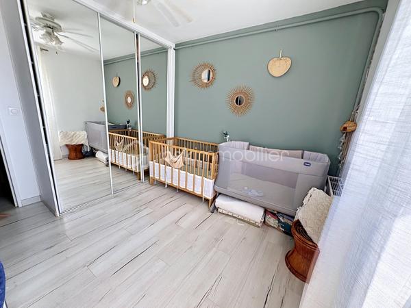 Rare sur le secteur !

Au cœur de La Garde, découvrez ce magnifique appartement traversant de 70 m² situé au 7ᵉ et dernier étage avec ascenseur, offrant une luminosité exceptionnelle tout au long de la journée et une agréable vue dégagée sur le Fort de La Garde.

Grâce à sa double exposition, cet appartement bénéficie d’une circulation naturelle de l’air et d’un ensoleillement optimal, procurant une sensation de bien-être dès l’entrée.

Vous découvrirez une belle pièce de vie ouverte composée d’un salon-séjour convivial et d’une grande cuisine américaine aménagée et équipée, parfaitement intégrée à l’espace de réception.

L’ensemble s’ouvre sur un agréable balcon où il fait bon profiter de la vue et des beaux jours.

L’espace nuit comprend deux chambres confortables, une salle de bain entièrement rénovée ainsi qu’une arrière-cuisine/buanderie particulièrement pratique au quotidien.

Les prestations :
✔ Appartement traversant
✔ 7ᵉ et dernier étage
✔ Ascenseur
✔ Grande pièce de vie lumineuse
✔ Cuisine américaine aménagée et équipée
✔ Balcon avec vue dégagée
✔ Deux chambres
✔ Salle de bain rénovée
✔ Cave
✔ Place de parking privative
✔ Aucun travaux à prévoir

Situation idéale : commerces, écoles, transports et commodités accessibles à pied en quelques minutes seulement.

Un appartement rénové avec goût, lumineux et fonctionnel, où il ne reste plus qu’à poser vos valises.

À visiter sans tarder !