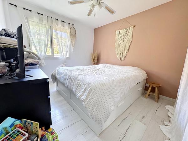 Rare sur le secteur !

Au cœur de La Garde, découvrez ce magnifique appartement traversant de 70 m² situé au 7ᵉ et dernier étage avec ascenseur, offrant une luminosité exceptionnelle tout au long de la journée et une agréable vue dégagée sur le Fort de La Garde.

Grâce à sa double exposition, cet appartement bénéficie d’une circulation naturelle de l’air et d’un ensoleillement optimal, procurant une sensation de bien-être dès l’entrée.

Vous découvrirez une belle pièce de vie ouverte composée d’un salon-séjour convivial et d’une grande cuisine américaine aménagée et équipée, parfaitement intégrée à l’espace de réception.

L’ensemble s’ouvre sur un agréable balcon où il fait bon profiter de la vue et des beaux jours.

L’espace nuit comprend deux chambres confortables, une salle de bain entièrement rénovée ainsi qu’une arrière-cuisine/buanderie particulièrement pratique au quotidien.

Les prestations :
✔ Appartement traversant
✔ 7ᵉ et dernier étage
✔ Ascenseur
✔ Grande pièce de vie lumineuse
✔ Cuisine américaine aménagée et équipée
✔ Balcon avec vue dégagée
✔ Deux chambres
✔ Salle de bain rénovée
✔ Cave
✔ Place de parking privative
✔ Aucun travaux à prévoir

Situation idéale : commerces, écoles, transports et commodités accessibles à pied en quelques minutes seulement.

Un appartement rénové avec goût, lumineux et fonctionnel, où il ne reste plus qu’à poser vos valises.

À visiter sans tarder !