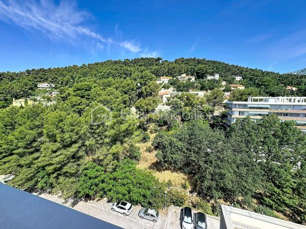 Rare sur le secteur !

Au cœur de La Garde, découvrez ce magnifique appartement traversant de 70 m² situé au 7ᵉ et dernier étage avec ascenseur, offrant une luminosité exceptionnelle tout au long de la journée et une agréable vue dégagée sur le Fort de La Garde.

Grâce à sa double exposition, cet appartement bénéficie d’une circulation naturelle de l’air et d’un ensoleillement optimal, procurant une sensation de bien-être dès l’entrée.

Vous découvrirez une belle pièce de vie ouverte composée d’un salon-séjour convivial et d’une grande cuisine américaine aménagée et équipée, parfaitement intégrée à l’espace de réception.

L’ensemble s’ouvre sur un agréable balcon où il fait bon profiter de la vue et des beaux jours.

L’espace nuit comprend deux chambres confortables, une salle de bain entièrement rénovée ainsi qu’une arrière-cuisine/buanderie particulièrement pratique au quotidien.

Les prestations :
✔ Appartement traversant
✔ 7ᵉ et dernier étage
✔ Ascenseur
✔ Grande pièce de vie lumineuse
✔ Cuisine américaine aménagée et équipée
✔ Balcon avec vue dégagée
✔ Deux chambres
✔ Salle de bain rénovée
✔ Cave
✔ Place de parking privative
✔ Aucun travaux à prévoir

Situation idéale : commerces, écoles, transports et commodités accessibles à pied en quelques minutes seulement.

Un appartement rénové avec goût, lumineux et fonctionnel, où il ne reste plus qu’à poser vos valises.

À visiter sans tarder !