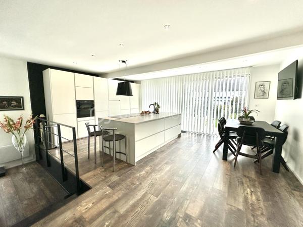 BANNALEC CENTRE – MAISON RÉNOVÉE – 160 M² – 3 SUITES – SOUS-SOL – JARDIN 555 M² – EXTENSION RT 2020

A 10 MINUTES DE ROSPORDEN

Maison entièrement rénovée située en plein cœur de Bannalec, avec accès immédiat aux commerces, écoles et services.
Un emplacement permettant une vie quotidienne à pied.

D’une superficie habitable d’environ 160 m², (env 188m² au sol) sur une parcelle de 555 m², cette maison offre des volumes confortables et une rénovation complète intégrant une extension récente aux normes RT 2020.

Se composant ainsi :

Rez-de-chaussée :

Cuisine moderne, aménagée, équipée et ouverte
Salon séjour spacieux et lumineux
Suite parentale avec wc et douche
Buanderie

À l’étage :

Deux suites parentales supplémentaires (une par niveau)
avec wc + douche + dressing au 1er et wc + douche au 2nd

Sous-sol :

Salle de cinéma
Espaces complémentaires (stockage / technique)

Extérieurs :

Jardin aménagé
Grande terrasse exposée plein sud 
Stationnement pour plusieurs véhicules
Garage indépendant
Abri de jardin

Prestations :

Rénovation complète 
Extension récente norme RT 2020
Maison fonctionnelle et très bien distribuée
Superbe finitions

Ce qu’il faut retenir :

Maison clé en main, volumes généreux, organisation idéale pour une vie familiale ou un projet nécessitant plusieurs espaces nuit indépendants.

DPE : C

- - - Visite uniquement sur rendez-vous - - - 

Contact : Gino DUPUY - BSK Immobilier 
Votre Conseiller Immobilier sur Quimper et alentours. 
Avis de valeur OFFERT dans tout le Finistère Sud. 

>>> GINODUPUY.FR <<<

 _________________________________________________ 

VENTE IMMOBILIÈRE – QUIMPER & Alentours
Échangeons sur votre projet, sans engagement, pour définir la meilleure stratégie de vente. 

APPORTEURS D'AFFAIRES 
Vous connaissez quelqu'un qui souhaite vendre ou acheter ? Un simple message suffit pour initier un contact, je m'occupe du reste.
 Rémunération attractive. 

COLLABORATION INTERCABINET
Discutons volontiers d'un partage de mandat ou d'un acheteur en recherche.
 _________________________________________________

Honoraires charge vendeur : aucun frais d'agence pour vous.
Le prix affiché est votre prix final hors frais de notaire.

((( GINO DUPUY . FR )))