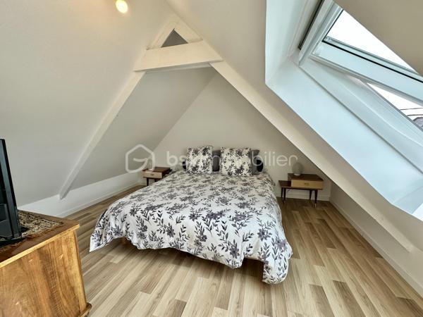 BANNALEC CENTRE – MAISON RÉNOVÉE – 160 M² – 3 SUITES – SOUS-SOL – JARDIN 555 M² – EXTENSION RT 2020

A 10 MINUTES DE ROSPORDEN

Maison entièrement rénovée située en plein cœur de Bannalec, avec accès immédiat aux commerces, écoles et services.
Un emplacement permettant une vie quotidienne à pied.

D’une superficie habitable d’environ 160 m², (env 188m² au sol) sur une parcelle de 555 m², cette maison offre des volumes confortables et une rénovation complète intégrant une extension récente aux normes RT 2020.

Se composant ainsi :

Rez-de-chaussée :

Cuisine moderne, aménagée, équipée et ouverte
Salon séjour spacieux et lumineux
Suite parentale avec wc et douche
Buanderie

À l’étage :

Deux suites parentales supplémentaires (une par niveau)
avec wc + douche + dressing au 1er et wc + douche au 2nd

Sous-sol :

Salle de cinéma
Espaces complémentaires (stockage / technique)

Extérieurs :

Jardin aménagé
Grande terrasse exposée plein sud 
Stationnement pour plusieurs véhicules
Garage indépendant
Abri de jardin

Prestations :

Rénovation complète 
Extension récente norme RT 2020
Maison fonctionnelle et très bien distribuée
Superbe finitions

Ce qu’il faut retenir :

Maison clé en main, volumes généreux, organisation idéale pour une vie familiale ou un projet nécessitant plusieurs espaces nuit indépendants.

DPE : C

- - - Visite uniquement sur rendez-vous - - - 

Contact : Gino DUPUY - BSK Immobilier 
Votre Conseiller Immobilier sur Quimper et alentours. 
Avis de valeur OFFERT dans tout le Finistère Sud. 

>>> GINODUPUY.FR <<<

 _________________________________________________ 

VENTE IMMOBILIÈRE – QUIMPER & Alentours
Échangeons sur votre projet, sans engagement, pour définir la meilleure stratégie de vente. 

APPORTEURS D'AFFAIRES 
Vous connaissez quelqu'un qui souhaite vendre ou acheter ? Un simple message suffit pour initier un contact, je m'occupe du reste.
 Rémunération attractive. 

COLLABORATION INTERCABINET
Discutons volontiers d'un partage de mandat ou d'un acheteur en recherche.
 _________________________________________________

Honoraires charge vendeur : aucun frais d'agence pour vous.
Le prix affiché est votre prix final hors frais de notaire.

((( GINO DUPUY . FR )))