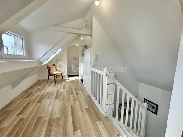 BANNALEC CENTRE – MAISON RÉNOVÉE – 160 M² – 3 SUITES – SOUS-SOL – JARDIN 555 M² – EXTENSION RT 2020

A 10 MINUTES DE ROSPORDEN

Maison entièrement rénovée située en plein cœur de Bannalec, avec accès immédiat aux commerces, écoles et services.
Un emplacement permettant une vie quotidienne à pied.

D’une superficie habitable d’environ 160 m², (env 188m² au sol) sur une parcelle de 555 m², cette maison offre des volumes confortables et une rénovation complète intégrant une extension récente aux normes RT 2020.

Se composant ainsi :

Rez-de-chaussée :

Cuisine moderne, aménagée, équipée et ouverte
Salon séjour spacieux et lumineux
Suite parentale avec wc et douche
Buanderie

À l’étage :

Deux suites parentales supplémentaires (une par niveau)
avec wc + douche + dressing au 1er et wc + douche au 2nd

Sous-sol :

Salle de cinéma
Espaces complémentaires (stockage / technique)

Extérieurs :

Jardin aménagé
Grande terrasse exposée plein sud 
Stationnement pour plusieurs véhicules
Garage indépendant
Abri de jardin

Prestations :

Rénovation complète 
Extension récente norme RT 2020
Maison fonctionnelle et très bien distribuée
Superbe finitions

Ce qu’il faut retenir :

Maison clé en main, volumes généreux, organisation idéale pour une vie familiale ou un projet nécessitant plusieurs espaces nuit indépendants.

DPE : C

- - - Visite uniquement sur rendez-vous - - - 

Contact : Gino DUPUY - BSK Immobilier 
Votre Conseiller Immobilier sur Quimper et alentours. 
Avis de valeur OFFERT dans tout le Finistère Sud. 

>>> GINODUPUY.FR <<<

 _________________________________________________ 

VENTE IMMOBILIÈRE – QUIMPER & Alentours
Échangeons sur votre projet, sans engagement, pour définir la meilleure stratégie de vente. 

APPORTEURS D'AFFAIRES 
Vous connaissez quelqu'un qui souhaite vendre ou acheter ? Un simple message suffit pour initier un contact, je m'occupe du reste.
 Rémunération attractive. 

COLLABORATION INTERCABINET
Discutons volontiers d'un partage de mandat ou d'un acheteur en recherche.
 _________________________________________________

Honoraires charge vendeur : aucun frais d'agence pour vous.
Le prix affiché est votre prix final hors frais de notaire.

((( GINO DUPUY . FR )))