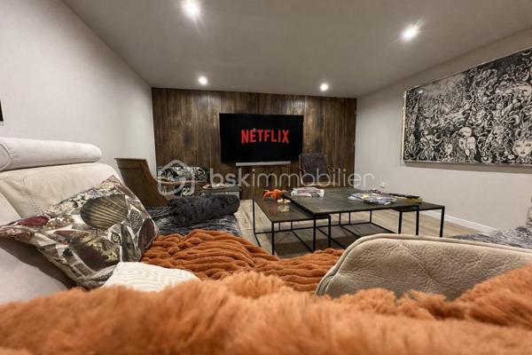 BANNALEC CENTRE – MAISON RÉNOVÉE – 160 M² – 3 SUITES – SOUS-SOL – JARDIN 555 M² – EXTENSION RT 2020

A 10 MINUTES DE ROSPORDEN

Maison entièrement rénovée située en plein cœur de Bannalec, avec accès immédiat aux commerces, écoles et services.
Un emplacement permettant une vie quotidienne à pied.

D’une superficie habitable d’environ 160 m², (env 188m² au sol) sur une parcelle de 555 m², cette maison offre des volumes confortables et une rénovation complète intégrant une extension récente aux normes RT 2020.

Se composant ainsi :

Rez-de-chaussée :

Cuisine moderne, aménagée, équipée et ouverte
Salon séjour spacieux et lumineux
Suite parentale avec wc et douche
Buanderie

À l’étage :

Deux suites parentales supplémentaires (une par niveau)
avec wc + douche + dressing au 1er et wc + douche au 2nd

Sous-sol :

Salle de cinéma
Espaces complémentaires (stockage / technique)

Extérieurs :

Jardin aménagé
Grande terrasse exposée plein sud 
Stationnement pour plusieurs véhicules
Garage indépendant
Abri de jardin

Prestations :

Rénovation complète 
Extension récente norme RT 2020
Maison fonctionnelle et très bien distribuée
Superbe finitions

Ce qu’il faut retenir :

Maison clé en main, volumes généreux, organisation idéale pour une vie familiale ou un projet nécessitant plusieurs espaces nuit indépendants.

DPE : C

- - - Visite uniquement sur rendez-vous - - - 

Contact : Gino DUPUY - BSK Immobilier 
Votre Conseiller Immobilier sur Quimper et alentours. 
Avis de valeur OFFERT dans tout le Finistère Sud. 

>>> GINODUPUY.FR <<<

 _________________________________________________ 

VENTE IMMOBILIÈRE – QUIMPER & Alentours
Échangeons sur votre projet, sans engagement, pour définir la meilleure stratégie de vente. 

APPORTEURS D'AFFAIRES 
Vous connaissez quelqu'un qui souhaite vendre ou acheter ? Un simple message suffit pour initier un contact, je m'occupe du reste.
 Rémunération attractive. 

COLLABORATION INTERCABINET
Discutons volontiers d'un partage de mandat ou d'un acheteur en recherche.
 _________________________________________________

Honoraires charge vendeur : aucun frais d'agence pour vous.
Le prix affiché est votre prix final hors frais de notaire.

((( GINO DUPUY . FR )))