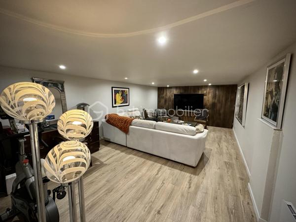 BANNALEC CENTRE – MAISON RÉNOVÉE – 160 M² – 3 SUITES – SOUS-SOL – JARDIN 555 M² – EXTENSION RT 2020

A 10 MINUTES DE ROSPORDEN

Maison entièrement rénovée située en plein cœur de Bannalec, avec accès immédiat aux commerces, écoles et services.
Un emplacement permettant une vie quotidienne à pied.

D’une superficie habitable d’environ 160 m², (env 188m² au sol) sur une parcelle de 555 m², cette maison offre des volumes confortables et une rénovation complète intégrant une extension récente aux normes RT 2020.

Se composant ainsi :

Rez-de-chaussée :

Cuisine moderne, aménagée, équipée et ouverte
Salon séjour spacieux et lumineux
Suite parentale avec wc et douche
Buanderie

À l’étage :

Deux suites parentales supplémentaires (une par niveau)
avec wc + douche + dressing au 1er et wc + douche au 2nd

Sous-sol :

Salle de cinéma
Espaces complémentaires (stockage / technique)

Extérieurs :

Jardin aménagé
Grande terrasse exposée plein sud 
Stationnement pour plusieurs véhicules
Garage indépendant
Abri de jardin

Prestations :

Rénovation complète 
Extension récente norme RT 2020
Maison fonctionnelle et très bien distribuée
Superbe finitions

Ce qu’il faut retenir :

Maison clé en main, volumes généreux, organisation idéale pour une vie familiale ou un projet nécessitant plusieurs espaces nuit indépendants.

DPE : C

- - - Visite uniquement sur rendez-vous - - - 

Contact : Gino DUPUY - BSK Immobilier 
Votre Conseiller Immobilier sur Quimper et alentours. 
Avis de valeur OFFERT dans tout le Finistère Sud. 

>>> GINODUPUY.FR <<<

 _________________________________________________ 

VENTE IMMOBILIÈRE – QUIMPER & Alentours
Échangeons sur votre projet, sans engagement, pour définir la meilleure stratégie de vente. 

APPORTEURS D'AFFAIRES 
Vous connaissez quelqu'un qui souhaite vendre ou acheter ? Un simple message suffit pour initier un contact, je m'occupe du reste.
 Rémunération attractive. 

COLLABORATION INTERCABINET
Discutons volontiers d'un partage de mandat ou d'un acheteur en recherche.
 _________________________________________________

Honoraires charge vendeur : aucun frais d'agence pour vous.
Le prix affiché est votre prix final hors frais de notaire.

((( GINO DUPUY . FR )))