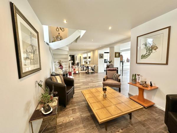 BANNALEC CENTRE – MAISON RÉNOVÉE – 160 M² – 3 SUITES – SOUS-SOL – JARDIN 555 M² – EXTENSION RT 2020

A 10 MINUTES DE ROSPORDEN

Maison entièrement rénovée située en plein cœur de Bannalec, avec accès immédiat aux commerces, écoles et services.
Un emplacement permettant une vie quotidienne à pied.

D’une superficie habitable d’environ 160 m², (env 188m² au sol) sur une parcelle de 555 m², cette maison offre des volumes confortables et une rénovation complète intégrant une extension récente aux normes RT 2020.

Se composant ainsi :

Rez-de-chaussée :

Cuisine moderne, aménagée, équipée et ouverte
Salon séjour spacieux et lumineux
Suite parentale avec wc et douche
Buanderie

À l’étage :

Deux suites parentales supplémentaires (une par niveau)
avec wc + douche + dressing au 1er et wc + douche au 2nd

Sous-sol :

Salle de cinéma
Espaces complémentaires (stockage / technique)

Extérieurs :

Jardin aménagé
Grande terrasse exposée plein sud 
Stationnement pour plusieurs véhicules
Garage indépendant
Abri de jardin

Prestations :

Rénovation complète 
Extension récente norme RT 2020
Maison fonctionnelle et très bien distribuée
Superbe finitions

Ce qu’il faut retenir :

Maison clé en main, volumes généreux, organisation idéale pour une vie familiale ou un projet nécessitant plusieurs espaces nuit indépendants.

DPE : C

- - - Visite uniquement sur rendez-vous - - - 

Contact : Gino DUPUY - BSK Immobilier 
Votre Conseiller Immobilier sur Quimper et alentours. 
Avis de valeur OFFERT dans tout le Finistère Sud. 

>>> GINODUPUY.FR <<<

 _________________________________________________ 

VENTE IMMOBILIÈRE – QUIMPER & Alentours
Échangeons sur votre projet, sans engagement, pour définir la meilleure stratégie de vente. 

APPORTEURS D'AFFAIRES 
Vous connaissez quelqu'un qui souhaite vendre ou acheter ? Un simple message suffit pour initier un contact, je m'occupe du reste.
 Rémunération attractive. 

COLLABORATION INTERCABINET
Discutons volontiers d'un partage de mandat ou d'un acheteur en recherche.
 _________________________________________________

Honoraires charge vendeur : aucun frais d'agence pour vous.
Le prix affiché est votre prix final hors frais de notaire.

((( GINO DUPUY . FR )))