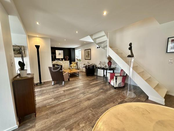 BANNALEC CENTRE – MAISON RÉNOVÉE – 160 M² – 3 SUITES – SOUS-SOL – JARDIN 555 M² – EXTENSION RT 2020

A 10 MINUTES DE ROSPORDEN

Maison entièrement rénovée située en plein cœur de Bannalec, avec accès immédiat aux commerces, écoles et services.
Un emplacement permettant une vie quotidienne à pied.

D’une superficie habitable d’environ 160 m², (env 188m² au sol) sur une parcelle de 555 m², cette maison offre des volumes confortables et une rénovation complète intégrant une extension récente aux normes RT 2020.

Se composant ainsi :

Rez-de-chaussée :

Cuisine moderne, aménagée, équipée et ouverte
Salon séjour spacieux et lumineux
Suite parentale avec wc et douche
Buanderie

À l’étage :

Deux suites parentales supplémentaires (une par niveau)
avec wc + douche + dressing au 1er et wc + douche au 2nd

Sous-sol :

Salle de cinéma
Espaces complémentaires (stockage / technique)

Extérieurs :

Jardin aménagé
Grande terrasse exposée plein sud 
Stationnement pour plusieurs véhicules
Garage indépendant
Abri de jardin

Prestations :

Rénovation complète 
Extension récente norme RT 2020
Maison fonctionnelle et très bien distribuée
Superbe finitions

Ce qu’il faut retenir :

Maison clé en main, volumes généreux, organisation idéale pour une vie familiale ou un projet nécessitant plusieurs espaces nuit indépendants.

DPE : C

- - - Visite uniquement sur rendez-vous - - - 

Contact : Gino DUPUY - BSK Immobilier 
Votre Conseiller Immobilier sur Quimper et alentours. 
Avis de valeur OFFERT dans tout le Finistère Sud. 

>>> GINODUPUY.FR <<<

 _________________________________________________ 

VENTE IMMOBILIÈRE – QUIMPER & Alentours
Échangeons sur votre projet, sans engagement, pour définir la meilleure stratégie de vente. 

APPORTEURS D'AFFAIRES 
Vous connaissez quelqu'un qui souhaite vendre ou acheter ? Un simple message suffit pour initier un contact, je m'occupe du reste.
 Rémunération attractive. 

COLLABORATION INTERCABINET
Discutons volontiers d'un partage de mandat ou d'un acheteur en recherche.
 _________________________________________________

Honoraires charge vendeur : aucun frais d'agence pour vous.
Le prix affiché est votre prix final hors frais de notaire.

((( GINO DUPUY . FR )))