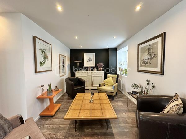BANNALEC CENTRE – MAISON RÉNOVÉE – 160 M² – 3 SUITES – SOUS-SOL – JARDIN 555 M² – EXTENSION RT 2020

A 10 MINUTES DE ROSPORDEN

Maison entièrement rénovée située en plein cœur de Bannalec, avec accès immédiat aux commerces, écoles et services.
Un emplacement permettant une vie quotidienne à pied.

D’une superficie habitable d’environ 160 m², (env 188m² au sol) sur une parcelle de 555 m², cette maison offre des volumes confortables et une rénovation complète intégrant une extension récente aux normes RT 2020.

Se composant ainsi :

Rez-de-chaussée :

Cuisine moderne, aménagée, équipée et ouverte
Salon séjour spacieux et lumineux
Suite parentale avec wc et douche
Buanderie

À l’étage :

Deux suites parentales supplémentaires (une par niveau)
avec wc + douche + dressing au 1er et wc + douche au 2nd

Sous-sol :

Salle de cinéma
Espaces complémentaires (stockage / technique)

Extérieurs :

Jardin aménagé
Grande terrasse exposée plein sud 
Stationnement pour plusieurs véhicules
Garage indépendant
Abri de jardin

Prestations :

Rénovation complète 
Extension récente norme RT 2020
Maison fonctionnelle et très bien distribuée
Superbe finitions

Ce qu’il faut retenir :

Maison clé en main, volumes généreux, organisation idéale pour une vie familiale ou un projet nécessitant plusieurs espaces nuit indépendants.

DPE : C

- - - Visite uniquement sur rendez-vous - - - 

Contact : Gino DUPUY - BSK Immobilier 
Votre Conseiller Immobilier sur Quimper et alentours. 
Avis de valeur OFFERT dans tout le Finistère Sud. 

>>> GINODUPUY.FR <<<

 _________________________________________________ 

VENTE IMMOBILIÈRE – QUIMPER & Alentours
Échangeons sur votre projet, sans engagement, pour définir la meilleure stratégie de vente. 

APPORTEURS D'AFFAIRES 
Vous connaissez quelqu'un qui souhaite vendre ou acheter ? Un simple message suffit pour initier un contact, je m'occupe du reste.
 Rémunération attractive. 

COLLABORATION INTERCABINET
Discutons volontiers d'un partage de mandat ou d'un acheteur en recherche.
 _________________________________________________

Honoraires charge vendeur : aucun frais d'agence pour vous.
Le prix affiché est votre prix final hors frais de notaire.

((( GINO DUPUY . FR )))