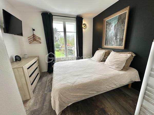 BANNALEC CENTRE – MAISON RÉNOVÉE – 160 M² – 3 SUITES – SOUS-SOL – JARDIN 555 M² – EXTENSION RT 2020

A 10 MINUTES DE ROSPORDEN

Maison entièrement rénovée située en plein cœur de Bannalec, avec accès immédiat aux commerces, écoles et services.
Un emplacement permettant une vie quotidienne à pied.

D’une superficie habitable d’environ 160 m², (env 188m² au sol) sur une parcelle de 555 m², cette maison offre des volumes confortables et une rénovation complète intégrant une extension récente aux normes RT 2020.

Se composant ainsi :

Rez-de-chaussée :

Cuisine moderne, aménagée, équipée et ouverte
Salon séjour spacieux et lumineux
Suite parentale avec wc et douche
Buanderie

À l’étage :

Deux suites parentales supplémentaires (une par niveau)
avec wc + douche + dressing au 1er et wc + douche au 2nd

Sous-sol :

Salle de cinéma
Espaces complémentaires (stockage / technique)

Extérieurs :

Jardin aménagé
Grande terrasse exposée plein sud 
Stationnement pour plusieurs véhicules
Garage indépendant
Abri de jardin

Prestations :

Rénovation complète 
Extension récente norme RT 2020
Maison fonctionnelle et très bien distribuée
Superbe finitions

Ce qu’il faut retenir :

Maison clé en main, volumes généreux, organisation idéale pour une vie familiale ou un projet nécessitant plusieurs espaces nuit indépendants.

DPE : C

- - - Visite uniquement sur rendez-vous - - - 

Contact : Gino DUPUY - BSK Immobilier 
Votre Conseiller Immobilier sur Quimper et alentours. 
Avis de valeur OFFERT dans tout le Finistère Sud. 

>>> GINODUPUY.FR <<<

 _________________________________________________ 

VENTE IMMOBILIÈRE – QUIMPER & Alentours
Échangeons sur votre projet, sans engagement, pour définir la meilleure stratégie de vente. 

APPORTEURS D'AFFAIRES 
Vous connaissez quelqu'un qui souhaite vendre ou acheter ? Un simple message suffit pour initier un contact, je m'occupe du reste.
 Rémunération attractive. 

COLLABORATION INTERCABINET
Discutons volontiers d'un partage de mandat ou d'un acheteur en recherche.
 _________________________________________________

Honoraires charge vendeur : aucun frais d'agence pour vous.
Le prix affiché est votre prix final hors frais de notaire.

((( GINO DUPUY . FR )))