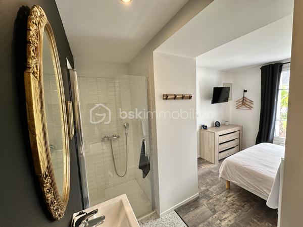 BANNALEC CENTRE – MAISON RÉNOVÉE – 160 M² – 3 SUITES – SOUS-SOL – JARDIN 555 M² – EXTENSION RT 2020

A 10 MINUTES DE ROSPORDEN

Maison entièrement rénovée située en plein cœur de Bannalec, avec accès immédiat aux commerces, écoles et services.
Un emplacement permettant une vie quotidienne à pied.

D’une superficie habitable d’environ 160 m², (env 188m² au sol) sur une parcelle de 555 m², cette maison offre des volumes confortables et une rénovation complète intégrant une extension récente aux normes RT 2020.

Se composant ainsi :

Rez-de-chaussée :

Cuisine moderne, aménagée, équipée et ouverte
Salon séjour spacieux et lumineux
Suite parentale avec wc et douche
Buanderie

À l’étage :

Deux suites parentales supplémentaires (une par niveau)
avec wc + douche + dressing au 1er et wc + douche au 2nd

Sous-sol :

Salle de cinéma
Espaces complémentaires (stockage / technique)

Extérieurs :

Jardin aménagé
Grande terrasse exposée plein sud 
Stationnement pour plusieurs véhicules
Garage indépendant
Abri de jardin

Prestations :

Rénovation complète 
Extension récente norme RT 2020
Maison fonctionnelle et très bien distribuée
Superbe finitions

Ce qu’il faut retenir :

Maison clé en main, volumes généreux, organisation idéale pour une vie familiale ou un projet nécessitant plusieurs espaces nuit indépendants.

DPE : C

- - - Visite uniquement sur rendez-vous - - - 

Contact : Gino DUPUY - BSK Immobilier 
Votre Conseiller Immobilier sur Quimper et alentours. 
Avis de valeur OFFERT dans tout le Finistère Sud. 

>>> GINODUPUY.FR <<<

 _________________________________________________ 

VENTE IMMOBILIÈRE – QUIMPER & Alentours
Échangeons sur votre projet, sans engagement, pour définir la meilleure stratégie de vente. 

APPORTEURS D'AFFAIRES 
Vous connaissez quelqu'un qui souhaite vendre ou acheter ? Un simple message suffit pour initier un contact, je m'occupe du reste.
 Rémunération attractive. 

COLLABORATION INTERCABINET
Discutons volontiers d'un partage de mandat ou d'un acheteur en recherche.
 _________________________________________________

Honoraires charge vendeur : aucun frais d'agence pour vous.
Le prix affiché est votre prix final hors frais de notaire.

((( GINO DUPUY . FR )))