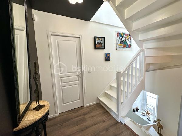 BANNALEC CENTRE – MAISON RÉNOVÉE – 160 M² – 3 SUITES – SOUS-SOL – JARDIN 555 M² – EXTENSION RT 2020

A 10 MINUTES DE ROSPORDEN

Maison entièrement rénovée située en plein cœur de Bannalec, avec accès immédiat aux commerces, écoles et services.
Un emplacement permettant une vie quotidienne à pied.

D’une superficie habitable d’environ 160 m², (env 188m² au sol) sur une parcelle de 555 m², cette maison offre des volumes confortables et une rénovation complète intégrant une extension récente aux normes RT 2020.

Se composant ainsi :

Rez-de-chaussée :

Cuisine moderne, aménagée, équipée et ouverte
Salon séjour spacieux et lumineux
Suite parentale avec wc et douche
Buanderie

À l’étage :

Deux suites parentales supplémentaires (une par niveau)
avec wc + douche + dressing au 1er et wc + douche au 2nd

Sous-sol :

Salle de cinéma
Espaces complémentaires (stockage / technique)

Extérieurs :

Jardin aménagé
Grande terrasse exposée plein sud 
Stationnement pour plusieurs véhicules
Garage indépendant
Abri de jardin

Prestations :

Rénovation complète 
Extension récente norme RT 2020
Maison fonctionnelle et très bien distribuée
Superbe finitions

Ce qu’il faut retenir :

Maison clé en main, volumes généreux, organisation idéale pour une vie familiale ou un projet nécessitant plusieurs espaces nuit indépendants.

DPE : C

- - - Visite uniquement sur rendez-vous - - - 

Contact : Gino DUPUY - BSK Immobilier 
Votre Conseiller Immobilier sur Quimper et alentours. 
Avis de valeur OFFERT dans tout le Finistère Sud. 

>>> GINODUPUY.FR <<<

 _________________________________________________ 

VENTE IMMOBILIÈRE – QUIMPER & Alentours
Échangeons sur votre projet, sans engagement, pour définir la meilleure stratégie de vente. 

APPORTEURS D'AFFAIRES 
Vous connaissez quelqu'un qui souhaite vendre ou acheter ? Un simple message suffit pour initier un contact, je m'occupe du reste.
 Rémunération attractive. 

COLLABORATION INTERCABINET
Discutons volontiers d'un partage de mandat ou d'un acheteur en recherche.
 _________________________________________________

Honoraires charge vendeur : aucun frais d'agence pour vous.
Le prix affiché est votre prix final hors frais de notaire.

((( GINO DUPUY . FR )))