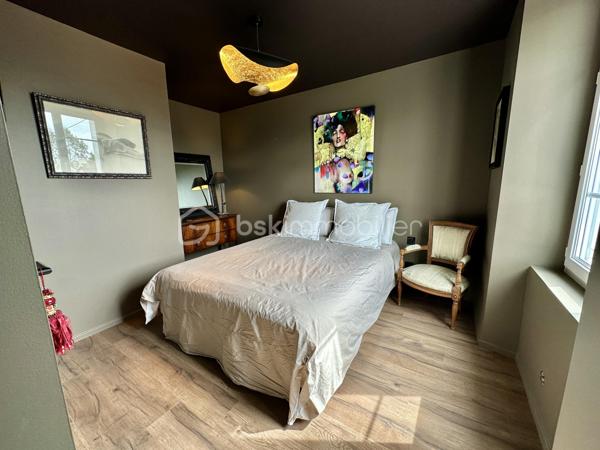 BANNALEC CENTRE – MAISON RÉNOVÉE – 160 M² – 3 SUITES – SOUS-SOL – JARDIN 555 M² – EXTENSION RT 2020

A 10 MINUTES DE ROSPORDEN

Maison entièrement rénovée située en plein cœur de Bannalec, avec accès immédiat aux commerces, écoles et services.
Un emplacement permettant une vie quotidienne à pied.

D’une superficie habitable d’environ 160 m², (env 188m² au sol) sur une parcelle de 555 m², cette maison offre des volumes confortables et une rénovation complète intégrant une extension récente aux normes RT 2020.

Se composant ainsi :

Rez-de-chaussée :

Cuisine moderne, aménagée, équipée et ouverte
Salon séjour spacieux et lumineux
Suite parentale avec wc et douche
Buanderie

À l’étage :

Deux suites parentales supplémentaires (une par niveau)
avec wc + douche + dressing au 1er et wc + douche au 2nd

Sous-sol :

Salle de cinéma
Espaces complémentaires (stockage / technique)

Extérieurs :

Jardin aménagé
Grande terrasse exposée plein sud 
Stationnement pour plusieurs véhicules
Garage indépendant
Abri de jardin

Prestations :

Rénovation complète 
Extension récente norme RT 2020
Maison fonctionnelle et très bien distribuée
Superbe finitions

Ce qu’il faut retenir :

Maison clé en main, volumes généreux, organisation idéale pour une vie familiale ou un projet nécessitant plusieurs espaces nuit indépendants.

DPE : C

- - - Visite uniquement sur rendez-vous - - - 

Contact : Gino DUPUY - BSK Immobilier 
Votre Conseiller Immobilier sur Quimper et alentours. 
Avis de valeur OFFERT dans tout le Finistère Sud. 

>>> GINODUPUY.FR <<<

 _________________________________________________ 

VENTE IMMOBILIÈRE – QUIMPER & Alentours
Échangeons sur votre projet, sans engagement, pour définir la meilleure stratégie de vente. 

APPORTEURS D'AFFAIRES 
Vous connaissez quelqu'un qui souhaite vendre ou acheter ? Un simple message suffit pour initier un contact, je m'occupe du reste.
 Rémunération attractive. 

COLLABORATION INTERCABINET
Discutons volontiers d'un partage de mandat ou d'un acheteur en recherche.
 _________________________________________________

Honoraires charge vendeur : aucun frais d'agence pour vous.
Le prix affiché est votre prix final hors frais de notaire.

((( GINO DUPUY . FR )))