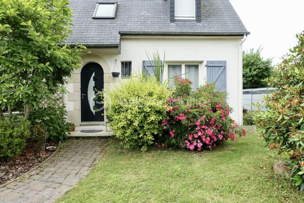 Kate GUIGNEUX vous propose - EN EXCLUSIVITE - ce pavillon familial, dans lequel vous n'aurez qu'à déposer vos bagages, implanté sur une parcelle d'environ 500 m2, avec jardin clos. 

Le bien se compose comme suit :
- Au RDC, vous trouverez une entrée fonctionnelle, des WC séparés, une belle chambre avec sa baignoire et son lavabo privatifs, un grand salon / séjour avec son poêle à bois, une cuisine dinatoire aménagée / équipée, une buanderie bien pensée et un grand garage. 
- A l'étage, se trouvent 4 belles chambres (10 à 14 m2 environ), une salle d'eau avec deux vasques, des rangements et un WC.

Informations complémentaires : Chauffage électrique + poêle à bois, place de parking supplémentaire, environnement résidentiel calme et agréable à vivre.

Contactez-moi pour échanger sur votre projet et fixer éventuellement une visite :-)