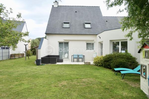 Kate GUIGNEUX vous propose - EN EXCLUSIVITE - ce pavillon familial, dans lequel vous n'aurez qu'à déposer vos bagages, implanté sur une parcelle d'environ 500 m2, avec jardin clos. 

Le bien se compose comme suit :
- Au RDC, vous trouverez une entrée fonctionnelle, des WC séparés, une belle chambre avec sa baignoire et son lavabo privatifs, un grand salon / séjour avec son poêle à bois, une cuisine dinatoire aménagée / équipée, une buanderie bien pensée et un grand garage. 
- A l'étage, se trouvent 4 belles chambres (10 à 14 m2 environ), une salle d'eau avec deux vasques, des rangements et un WC.

Informations complémentaires : Chauffage électrique + poêle à bois, place de parking supplémentaire, environnement résidentiel calme et agréable à vivre.

Contactez-moi pour échanger sur votre projet et fixer éventuellement une visite :-)