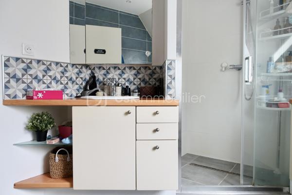 Kate GUIGNEUX vous propose - EN EXCLUSIVITE - ce pavillon familial, dans lequel vous n'aurez qu'à déposer vos bagages, implanté sur une parcelle d'environ 500 m2, avec jardin clos. 

Le bien se compose comme suit :
- Au RDC, vous trouverez une entrée fonctionnelle, des WC séparés, une belle chambre avec sa baignoire et son lavabo privatifs, un grand salon / séjour avec son poêle à bois, une cuisine dinatoire aménagée / équipée, une buanderie bien pensée et un grand garage. 
- A l'étage, se trouvent 4 belles chambres (10 à 14 m2 environ), une salle d'eau avec deux vasques, des rangements et un WC.

Informations complémentaires : Chauffage électrique + poêle à bois, place de parking supplémentaire, environnement résidentiel calme et agréable à vivre.

Contactez-moi pour échanger sur votre projet et fixer éventuellement une visite :-)