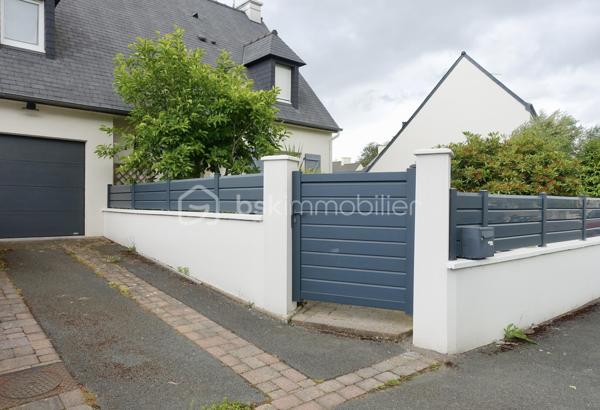 Kate GUIGNEUX vous propose - EN EXCLUSIVITE - ce pavillon familial, dans lequel vous n'aurez qu'à déposer vos bagages, implanté sur une parcelle d'environ 500 m2, avec jardin clos. 

Le bien se compose comme suit :
- Au RDC, vous trouverez une entrée fonctionnelle, des WC séparés, une belle chambre avec sa baignoire et son lavabo privatifs, un grand salon / séjour avec son poêle à bois, une cuisine dinatoire aménagée / équipée, une buanderie bien pensée et un grand garage. 
- A l'étage, se trouvent 4 belles chambres (10 à 14 m2 environ), une salle d'eau avec deux vasques, des rangements et un WC.

Informations complémentaires : Chauffage électrique + poêle à bois, place de parking supplémentaire, environnement résidentiel calme et agréable à vivre.

Contactez-moi pour échanger sur votre projet et fixer éventuellement une visite :-)