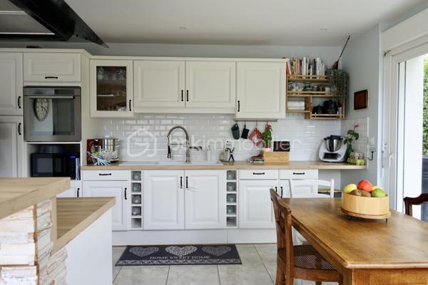 Kate GUIGNEUX vous propose - EN EXCLUSIVITE - ce pavillon familial, dans lequel vous n'aurez qu'à déposer vos bagages, implanté sur une parcelle d'environ 500 m2, avec jardin clos. 

Le bien se compose comme suit :
- Au RDC, vous trouverez une entrée fonctionnelle, des WC séparés, une belle chambre avec sa baignoire et son lavabo privatifs, un grand salon / séjour avec son poêle à bois, une cuisine dinatoire aménagée / équipée, une buanderie bien pensée et un grand garage. 
- A l'étage, se trouvent 4 belles chambres (10 à 14 m2 environ), une salle d'eau avec deux vasques, des rangements et un WC.

Informations complémentaires : Chauffage électrique + poêle à bois, place de parking supplémentaire, environnement résidentiel calme et agréable à vivre.

Contactez-moi pour échanger sur votre projet et fixer éventuellement une visite :-)